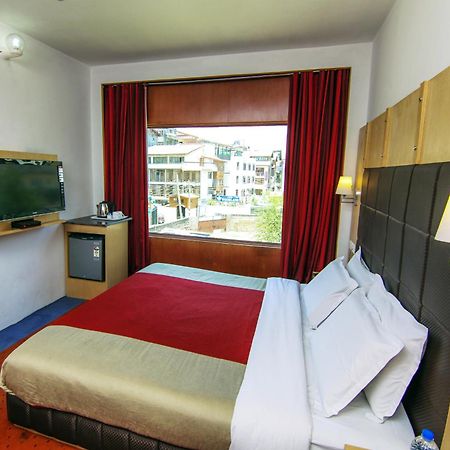 Holiday Plaza Hotel Srīnagar Екстериор снимка