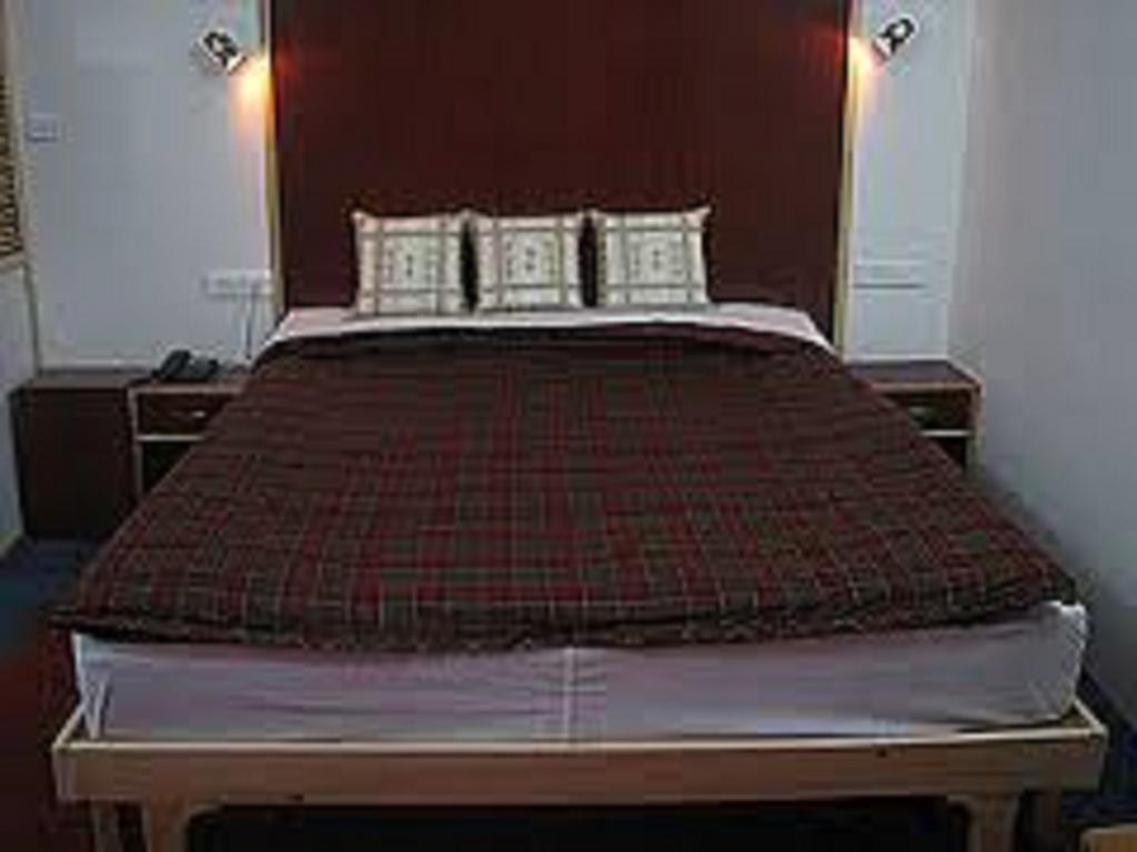 Holiday Plaza Hotel Srīnagar Екстериор снимка
