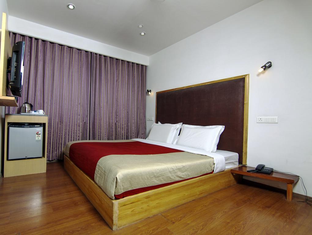 Holiday Plaza Hotel Srīnagar Екстериор снимка