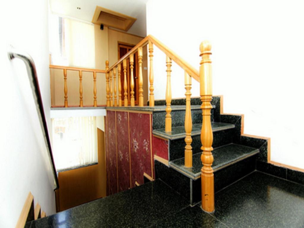 Holiday Plaza Hotel Srīnagar Екстериор снимка