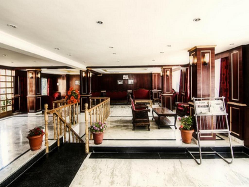 Holiday Plaza Hotel Srīnagar Екстериор снимка