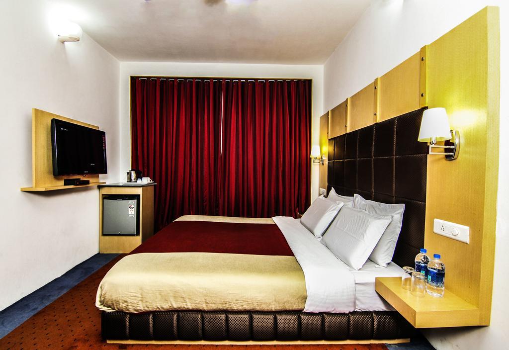 Holiday Plaza Hotel Srīnagar Екстериор снимка