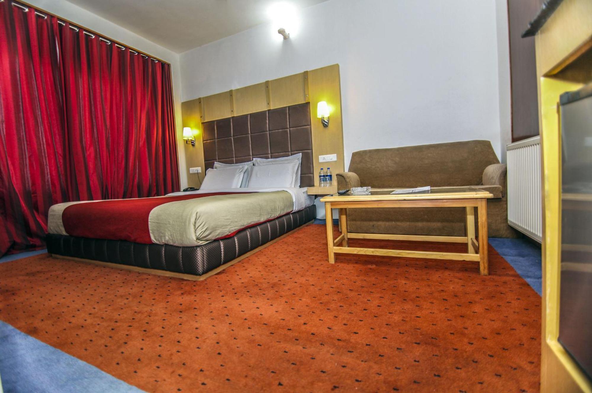 Holiday Plaza Hotel Srīnagar Екстериор снимка