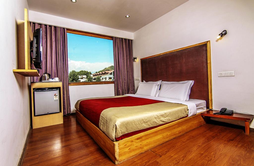 Holiday Plaza Hotel Srīnagar Екстериор снимка