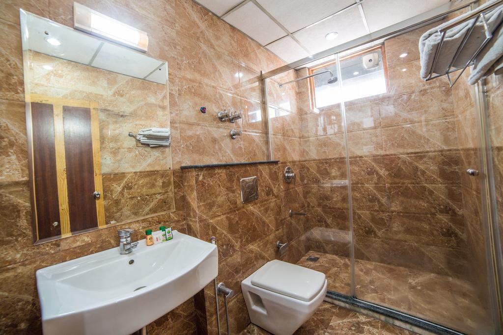 Holiday Plaza Hotel Srīnagar Екстериор снимка