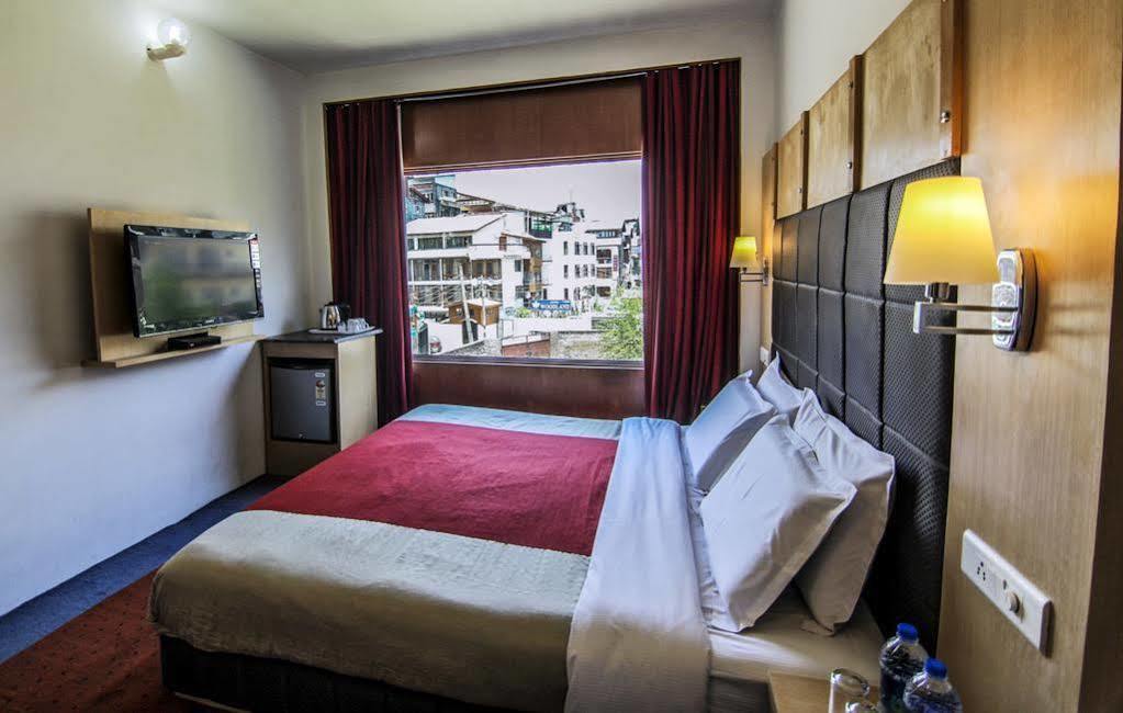 Holiday Plaza Hotel Srīnagar Екстериор снимка